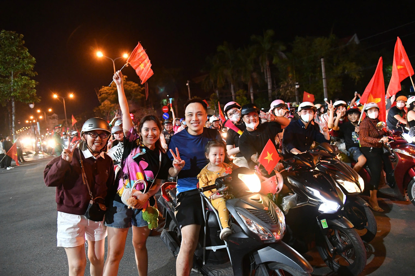 Theo ghi nhận của phóng viên, trên các tuyến đường Nguyễn Trung Trực, đường 3 Tháng 2, Lạc Hồng... của TP. Rạch Giá, tỉnh Kiên Giang, dòng người xuống đường ăn mừng rất đông. Ảnh: Nhật Huy