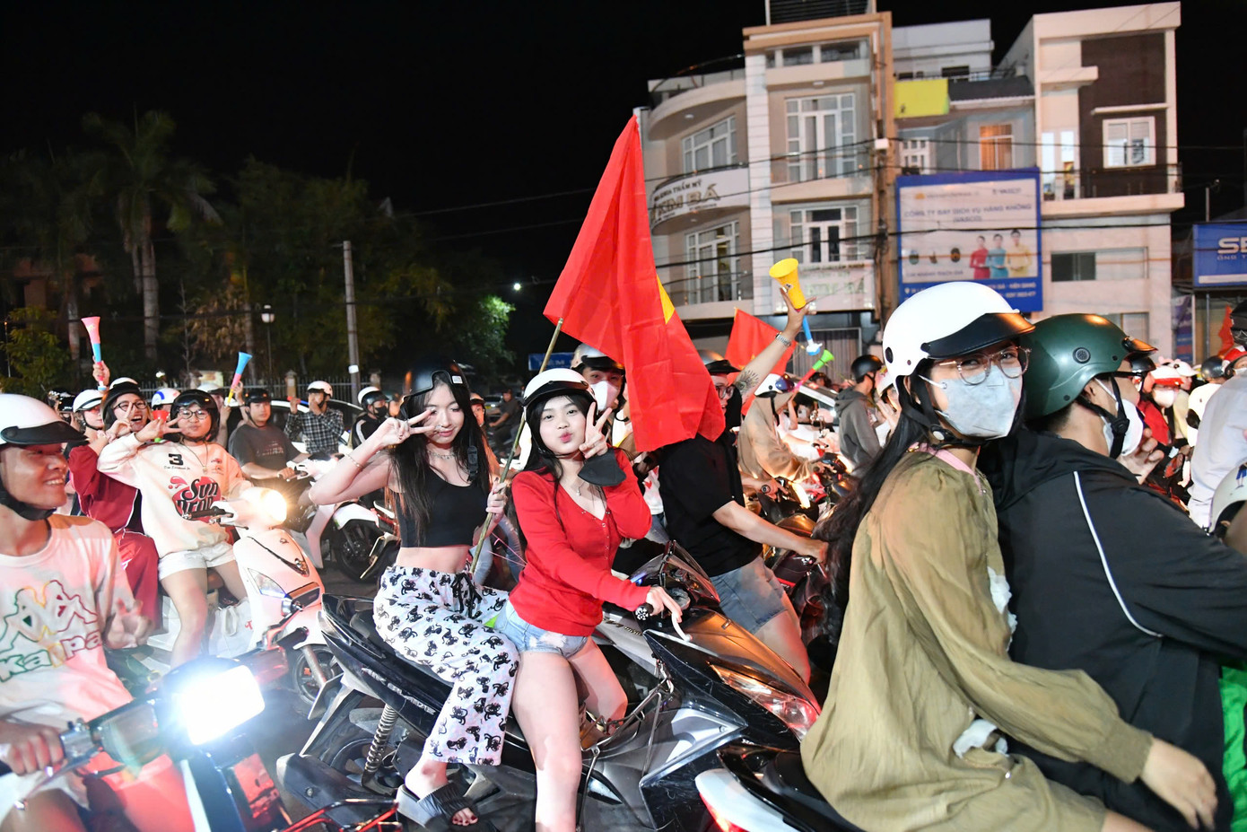 Về khuya, không khí ăn mừng chiến thắng vẫn rộn rã.