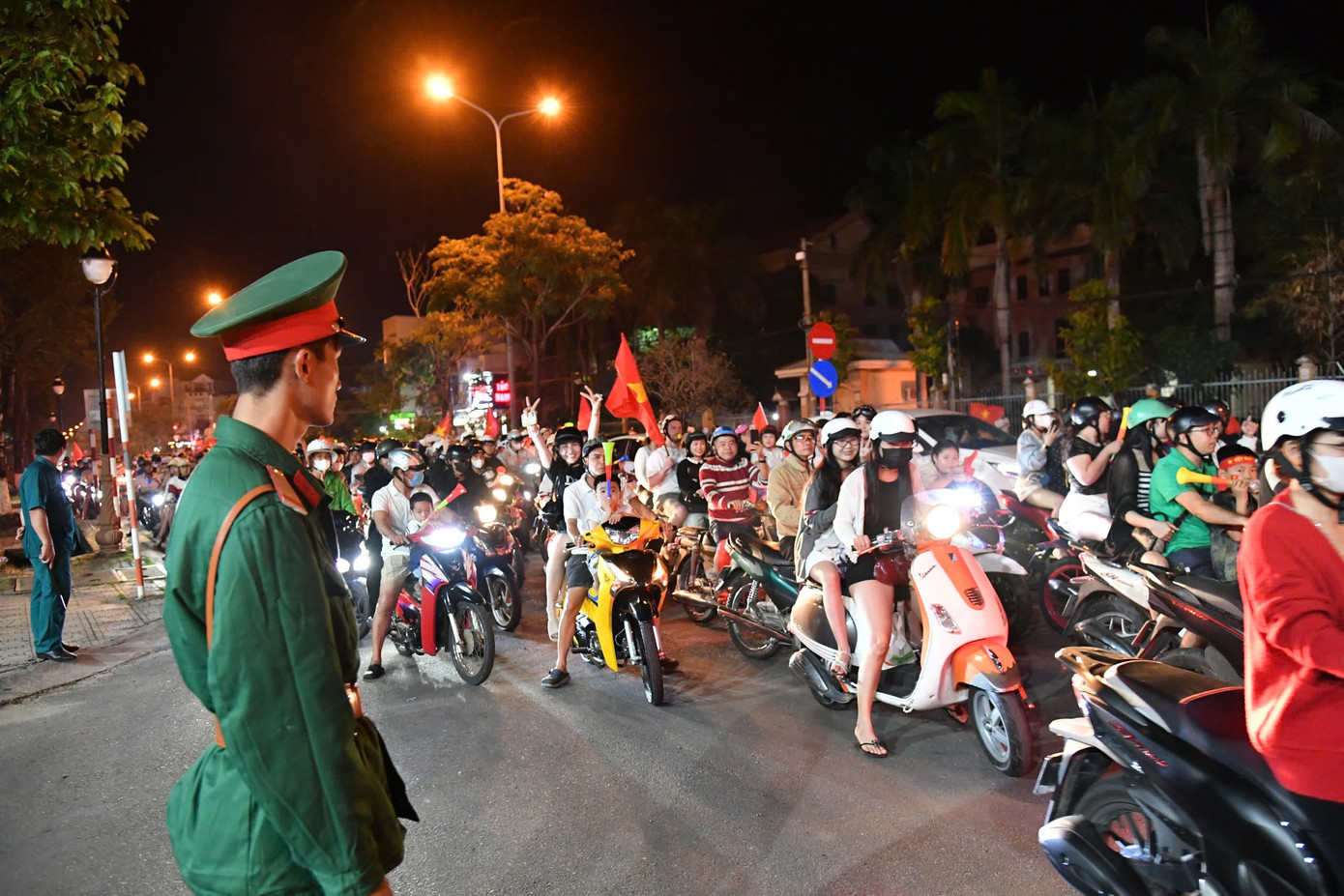 Do phương tiện đổ về khu vực trung tâm quá lớn, lực lượng chức năng tăng cường cán bộ, chiến sĩ ở một số khu vực để bảo đảm an ninh trật tự.