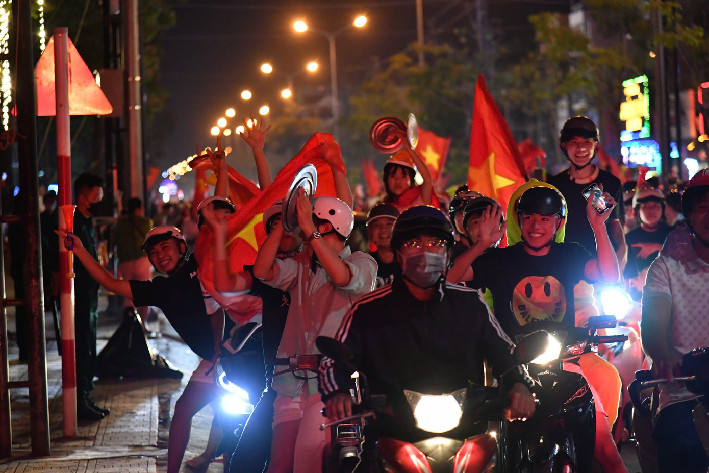 Việt Nam vô địch ASEAN Cup 2024, hàng triệu cổ động viên xuống đường ăn mừng ảnh 30
