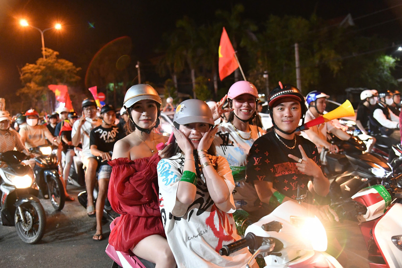 Người dân hò reo, vẫy cờ cùng nhau hô vang “Việt Nam vô địch”