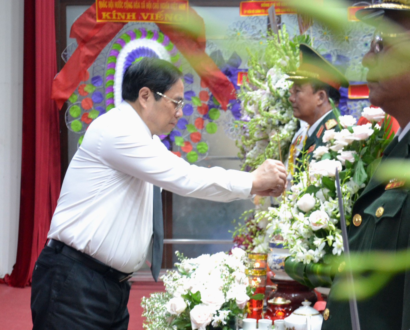 Thủ tướng Chính phủ Phạm Minh Chính viếng nguyên Trưởng ban Tổ chức Trung ương Lê Phước Thọ. Ảnh: PV.