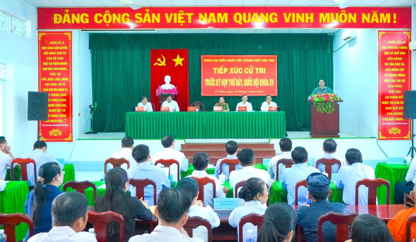Quang cảnh buổi tiếp xúc cử tri.