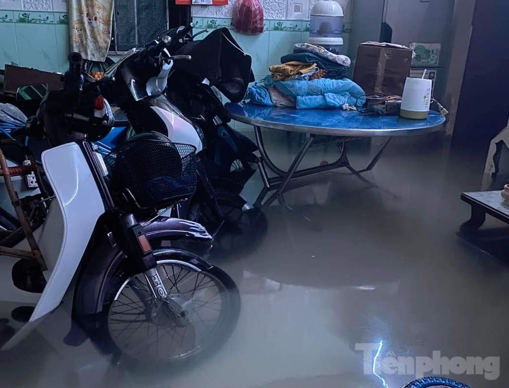 Nước tràn vào nhà dân. Nước tràn vào nhà dân.