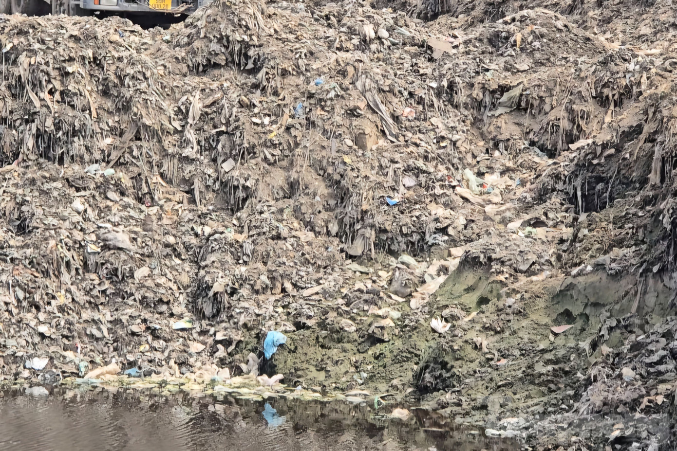 Như Tiền Phong đã đưa tin, bãi rác số 8 có diện tích 4,3ha, tổng khối lượng rác trên 162.000 tấn. Việc di dời bãi rác đã được UBND quận Cái Răng phê duyệt thiết kế và dự toán, với diện tích cần được di dời 1,9ha, kinh phí hơn 13 tỷ đồng. Thời gian thực hiện 45 ngày, bắt đầu từ 15/11/2024. Như Tiền Phong đã đưa tin, bãi rác số 8 có diện tích 4,3ha, tổng khối lượng rác trên 162.000 tấn. Việc di dời bãi rác đã được UBND quận Cái Răng phê duyệt thiết kế và dự toán, với diện tích cần được di dời 1,9ha, kinh phí hơn 13 tỷ đồng. Thời gian thực hiện 45 ngày, bắt đầu từ 15/11/2024.