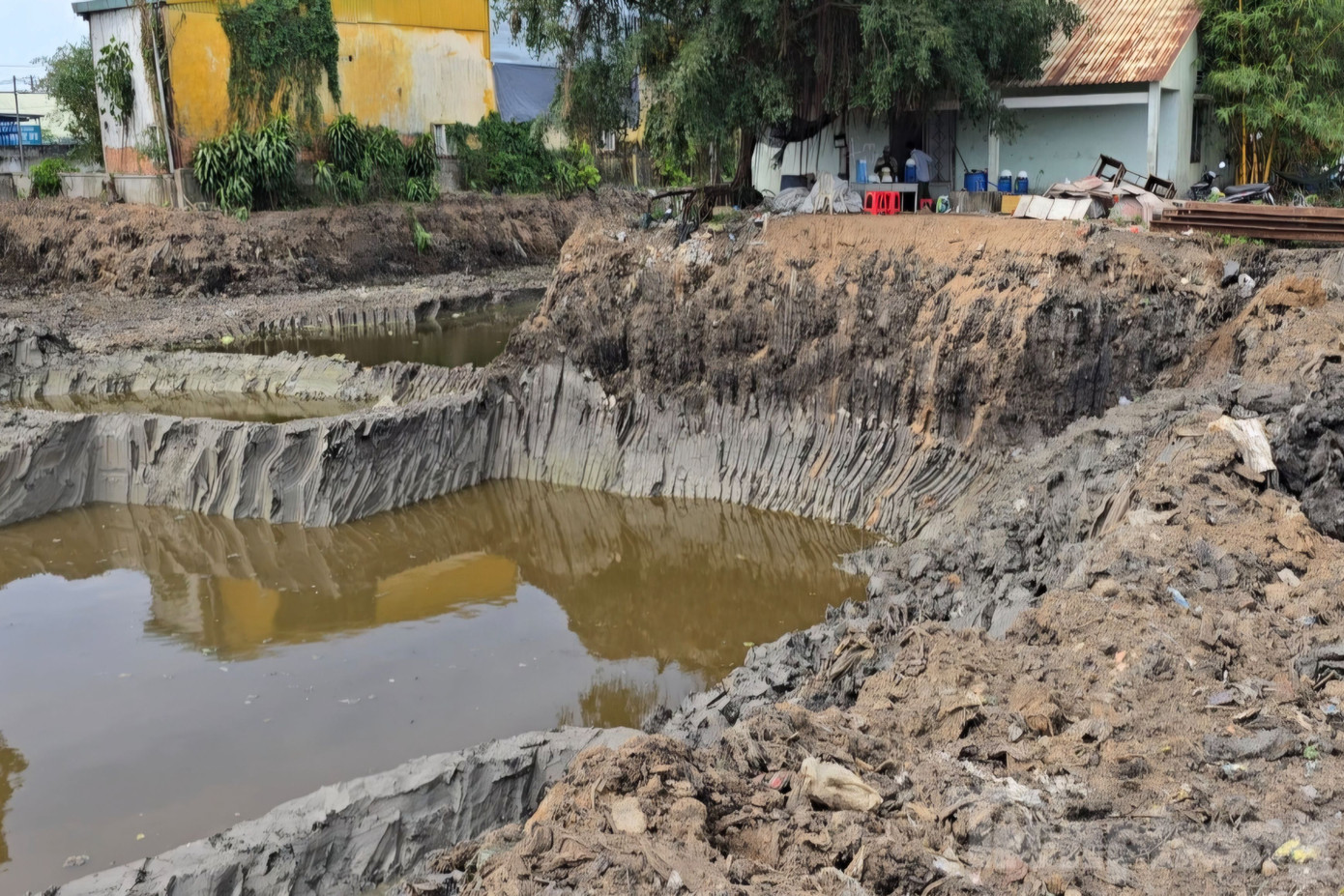 Dự án cao tốc Cần Thơ - Cà Mau thuộc dự án cao tốc Bắc - Nam phía Đông giai đoạn 2021-2025, được chia làm 2 thành phần Cần Thơ - Hậu Giang và Hậu Giang - Cà Mau. Đoạn cao tốc qua Cần Thơ dài 0,6km, tổng chiều dài tuyến nối hơn 9,2km. Trong đó, đoạn từ quốc lộ Nam Sông Hậu đến nút giao IC2 dài hơn 2,2km; Đoạn từ nút giao IC2 đến quốc lộ 1 dài 7km, bãi rác số 8 nằm ở vị trí giao với Quốc lộ 1 (phường Ba Láng, quận Cái Răng). Ảnh: Nhật Huy. Dự án cao tốc Cần Thơ - Cà Mau thuộc dự án cao tốc Bắc - Nam phía Đông giai đoạn 2021-2025, được chia làm 2 thành phần Cần Thơ - Hậu Giang và Hậu Giang - Cà Mau. Đoạn cao tốc qua Cần Thơ dài 0,6km, tổng chiều dài tuyến nối hơn 9,2km. Trong đó, đoạn từ quốc lộ Nam Sông Hậu đến nút giao IC2 dài hơn 2,2km; Đoạn từ nút giao IC2 đến quốc lộ 1 dài 7km, bãi rác số 8 nằm ở vị trí giao với Quốc lộ 1 (phường Ba Láng, quận Cái Răng). Ảnh: Nhật Huy.