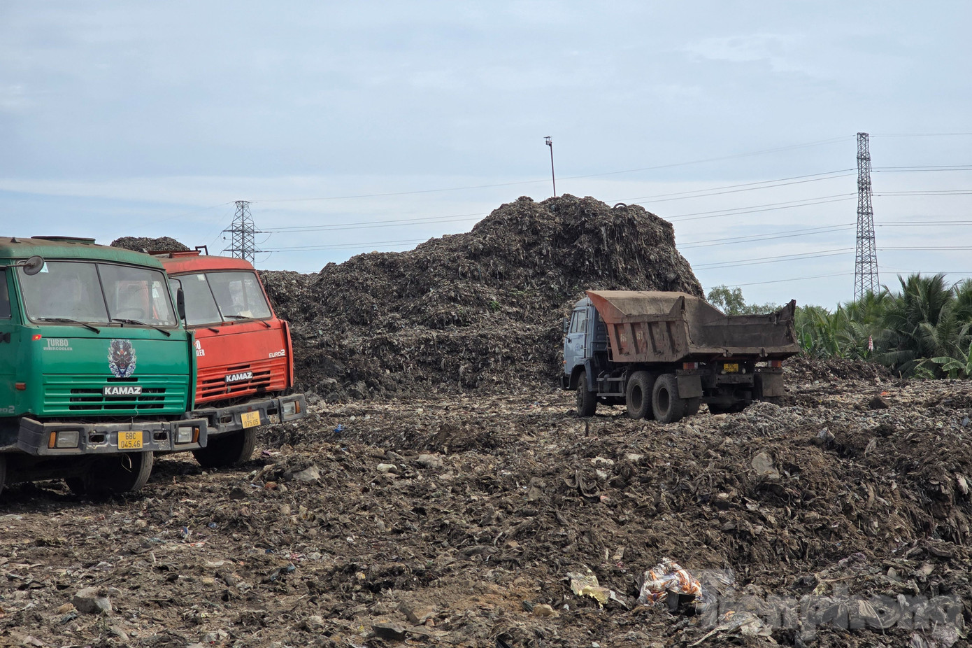 Sáng 1/1, trao đổi với PV Tiền Phong, ông Nguyễn Minh Tuấn - Giám đốc Ban Quản lý dự án và Phát triển quỹ đất quận Cái Răng, TP. Cần Thơ cho biết, tiến độ di dời bãi rác số 8 (phường Ba Láng, quận Cái Răng) đạt gần 80% khối lượng yêu cầu. Sáng 1/1, trao đổi với PV Tiền Phong, ông Nguyễn Minh Tuấn - Giám đốc Ban Quản lý dự án và Phát triển quỹ đất quận Cái Răng, TP. Cần Thơ cho biết, tiến độ di dời bãi rác số 8 (phường Ba Láng, quận Cái Răng) đạt gần 80% khối lượng yêu cầu.