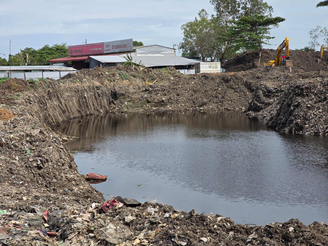Ban Quản lý dự án và Phát triển quỹ đất quận Cái Răng cho biết thêm, vừa qua, đơn vị đã làm việc với Ban Quản lý dự án Mỹ Thuận (Bộ GTVT, chủ đầu tư cao tốc Cần Thơ - Cà Mau) để thống nhất bàn giao mặt bằng phần khuôn đường. Với diện tích được bàn giao này, đơn vị thi công cao tốc đã có thể bắt đầu bơm cát. Ban Quản lý dự án và Phát triển quỹ đất quận Cái Răng cho biết thêm, vừa qua, đơn vị đã làm việc với Ban Quản lý dự án Mỹ Thuận (Bộ GTVT, chủ đầu tư cao tốc Cần Thơ - Cà Mau) để thống nhất bàn giao mặt bằng phần khuôn đường. Với diện tích được bàn giao này, đơn vị thi công cao tốc đã có thể bắt đầu bơm cát.