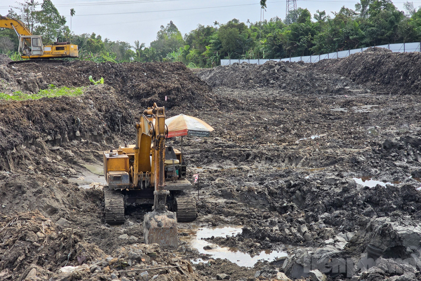 “Thời điểm cuối năm, Cần Thơ có những cơn mưa trái mùa gây trở ngại cho việc di dời. Ngoài ra, quá trình đào xới, nước ngầm dâng lên làm máy móc hoạt động khó khăn. Đơn vị thi công buộc phải đào những hố tạm để bơm nước ra. Rác ở vị trí khuôn đường đã được đào lên hết và chuyển sang hai bên”, ông Tuấn nói và cho biết, khoảng 10 ngày nữa mới có thể xong tất cả công việc và bàn giao 100% mặt bằng sạch cho dự án cao tốc. “Thời điểm cuối năm, Cần Thơ có những cơn mưa trái mùa gây trở ngại cho việc di dời. Ngoài ra, quá trình đào xới, nước ngầm dâng lên làm máy móc hoạt động khó khăn. Đơn vị thi công buộc phải đào những hố tạm để bơm nước ra. Rác ở vị trí khuôn đường đã được đào lên hết và chuyển sang hai bên”, ông Tuấn nói và cho biết, khoảng 10 ngày nữa mới có thể xong tất cả công việc và bàn giao 100% mặt bằng sạch cho dự án cao tốc.