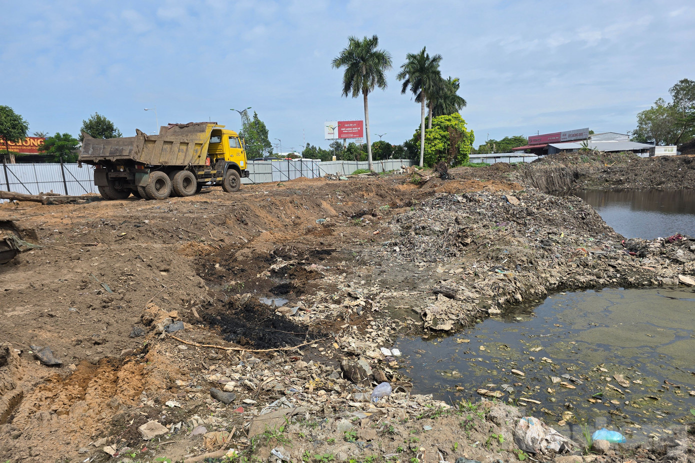 Theo ghi nhận của PV Tiền Phong, toàn bộ bãi rác được rào chắn bằng tôn để đảm bảo an toàn thi công và không ảnh hưởng đến các hộ dân lân cận. Dù bãi rác được đào sâu 7- 8m nhưng không phát tán mùi hôi Theo ghi nhận của PV Tiền Phong, toàn bộ bãi rác được rào chắn bằng tôn để đảm bảo an toàn thi công và không ảnh hưởng đến các hộ dân lân cận. Dù bãi rác được đào sâu 7- 8m nhưng không phát tán mùi hôi