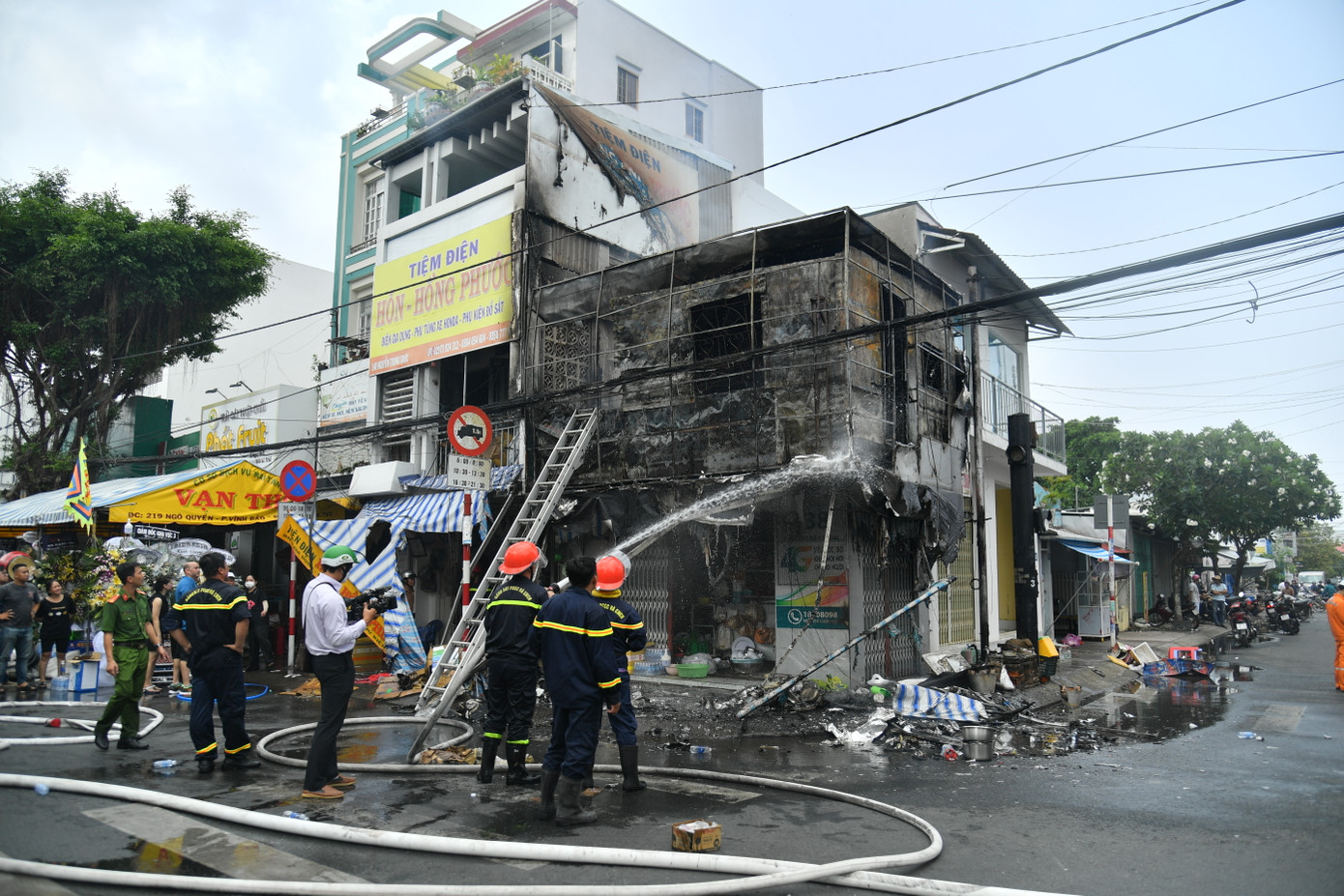 Hiện trường vụ cháy. Hiện trường vụ cháy.