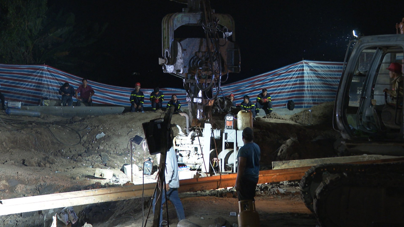 “Đối với công tác cứu hộ sinh mạng con người là trên hết. Do đó, bằng mọi phương án, nguồn lực, chúng tôi tập trung và quyết tâm thực hiện thành công nhiệm vụ cứu hộ cháu trai. Đây là trách nhiệm của chính quyền địa phương, của hệ thống chính trị, các lực lượng mà UBND tỉnh huy động tham gia cứu hộ này. Chúng tôi làm chỉ hướng đến mục tiêu là bảo vệ người dân, quyết tâm làm đến khi nào thực hiện thành công việc cứu hộ mới ngơi nghỉ”, ông Đoàn Tấn Bửu - Phó Chủ tịch UBND tỉnh Đồng Tháp nói.