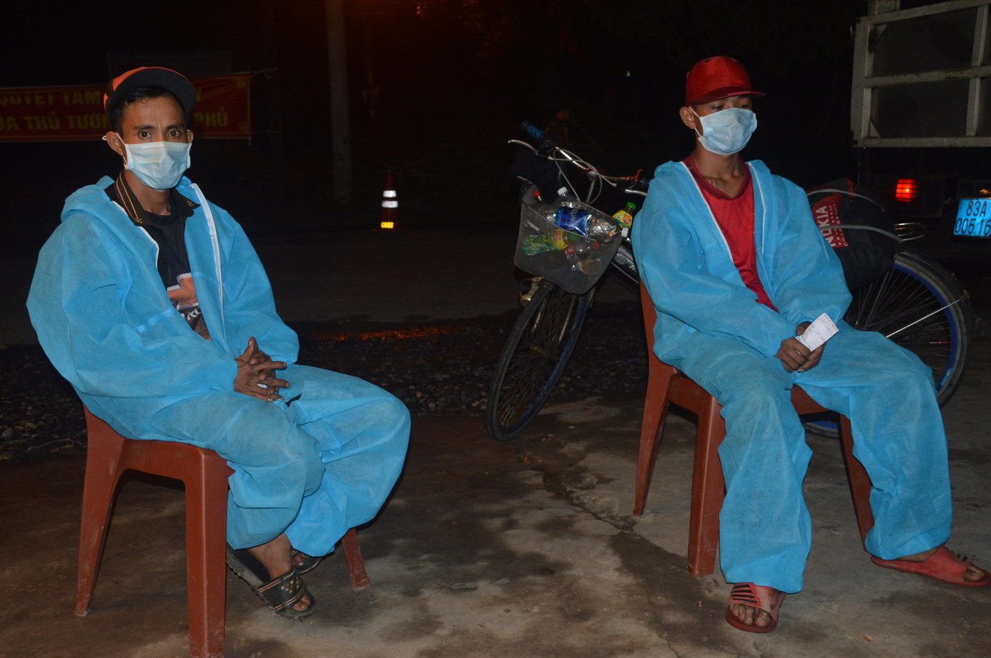 Anh Thạch Nựng (trái) và anh Lưu Văn Bảo được CSGT Công an Sóc Trăng đưa về Vĩnh Châu. Anh Thạch Nựng (trái) và anh Lưu Văn Bảo được CSGT Công an Sóc Trăng đưa về Vĩnh Châu.