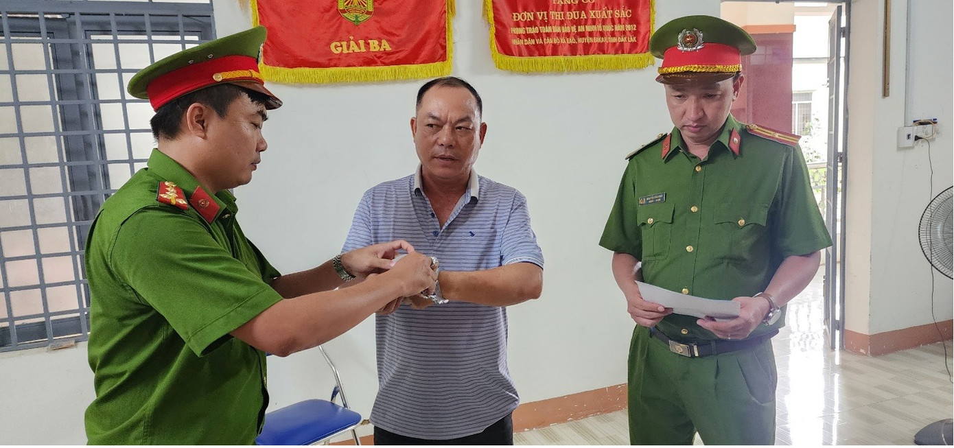 Nguyễn Văn Nguyên bị bắt tạm giam 4 tháng để điều tra về hành vi lừa đảo chiếm đoạt tài sản. Nguyễn Văn Nguyên bị bắt tạm giam 4 tháng để điều tra về hành vi lừa đảo chiếm đoạt tài sản.