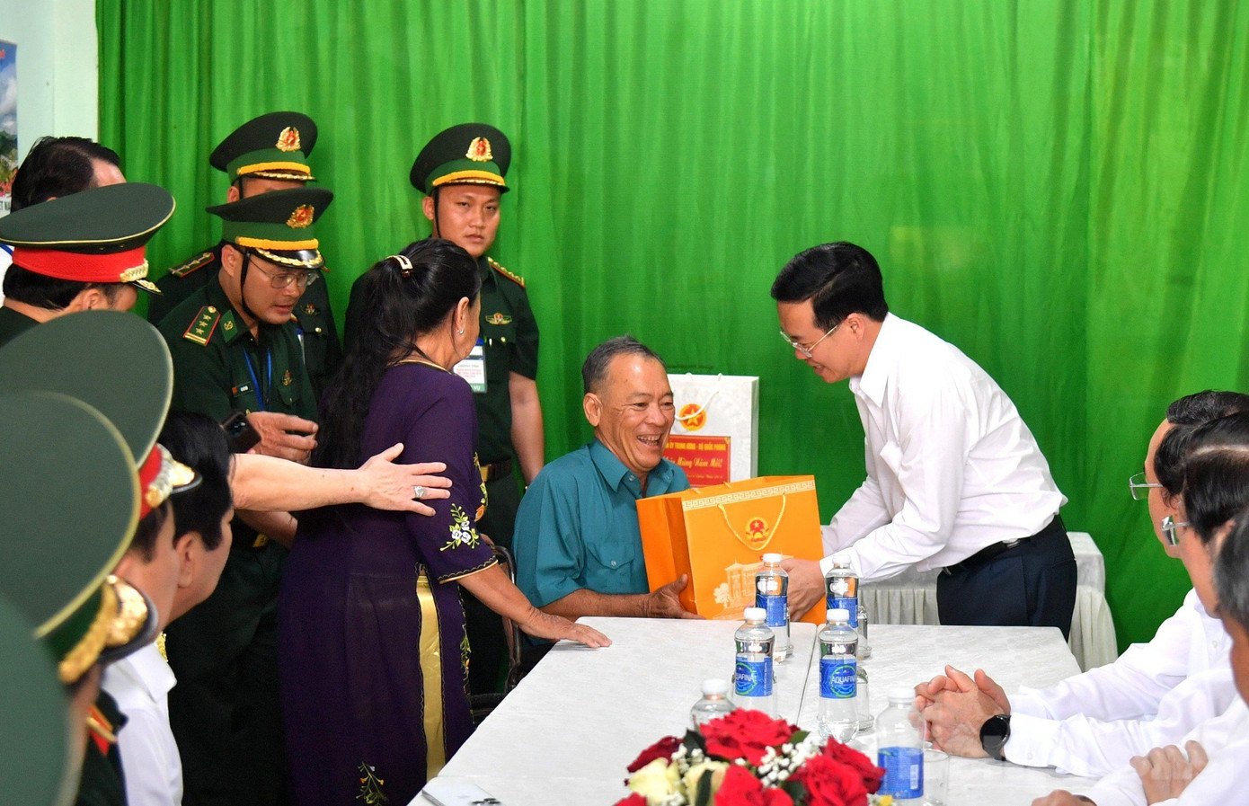 Chủ tịch nước Võ Văn Thưởng thăm, tặng quà cho gia đình thương binh Trương Tấn Sĩ tại khu phố 3, phường Bình An, TP. Hà Tiên, Kiên Giang.