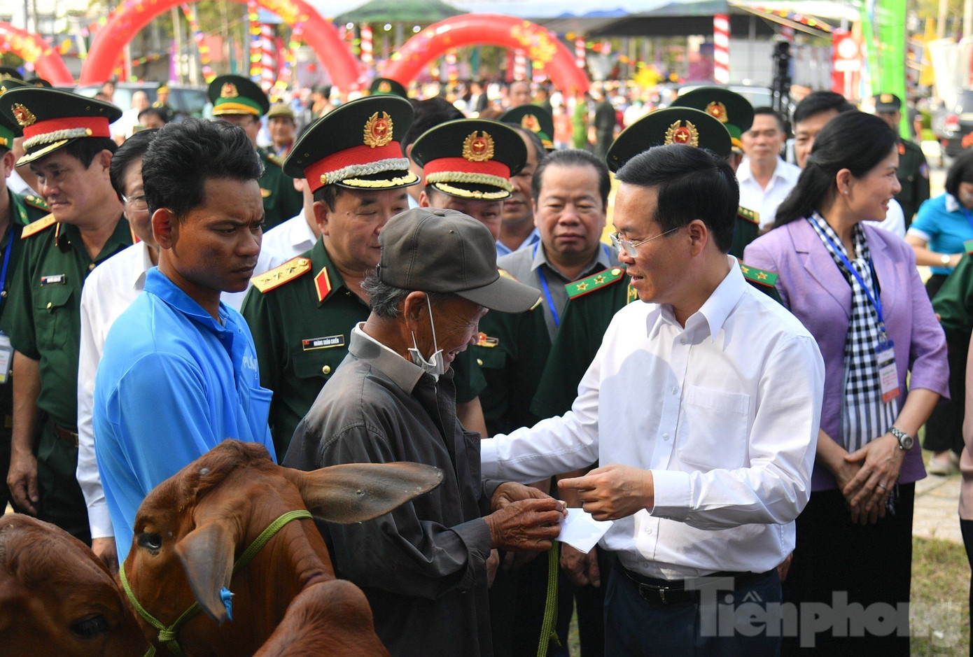 Chủ tịch nước Võ Văn Thưởng tham dự lễ trao tặng bò giống cho hộ nghèo ở Kiên Giang chiều 20/1. Ảnh: PV.
