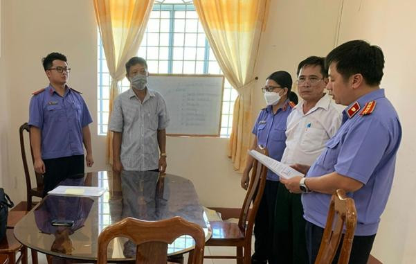 Cơ quan điều tra Viện KSND Tối cao thi hành lệnh bắt tạm giam bị can Trần Văn Cường. Ảnh VKS. Cơ quan điều tra Viện KSND Tối cao thi hành lệnh bắt tạm giam bị can Trần Văn Cường. Ảnh VKS.