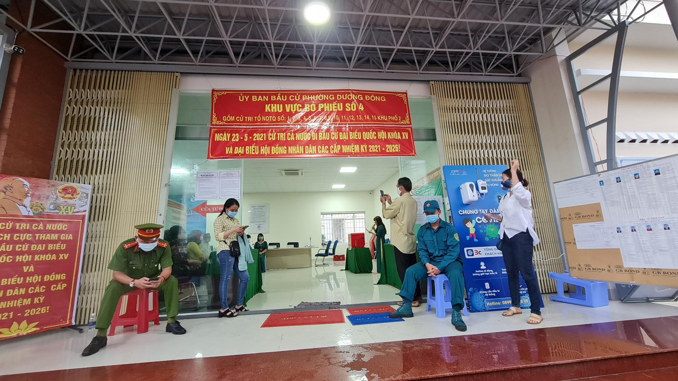 Công an TP. Phú Quốc đã bố trí lực lượng công an đảm bảo an toàn trật tự giao thông thông suốt trong quá trình bầu cử để tạo điều kiện thuận lợi cho cử tri đi bỏ phiếu. Công an TP đã chỉ đạo các chiến sĩ tăng cường công tác tuyên truyền cho bà con trên đảo thực hiện tốt thông điệp 5K của Bộ Y tế tại các khu vực bỏ phiếu.