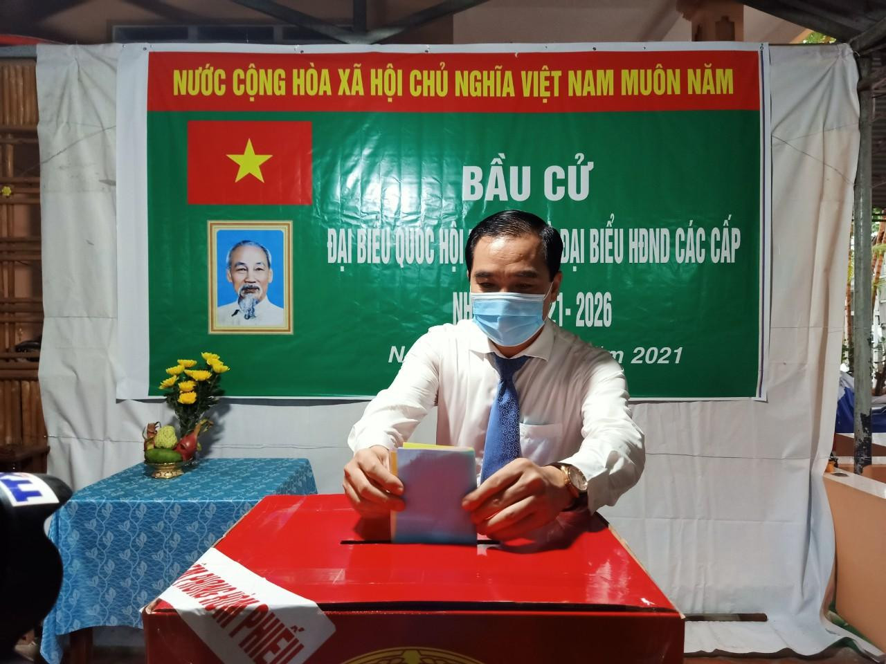 Cũng theo ông Hưng, địa bàn Phú Quốc có lực lượng vũ trang, cùng với đó lượng khách du lịch, người lao động đến tạm trú, tạm vắng cũng khá đông. Vì vậy, Uỷ ban bầu cử đã có hướng dẫn cụ thể về việc bỏ phiếu cho các cử tri. Đối với những người đang cách ly thì bỏ phiếu theo hướng dẫn của ngành y tế.