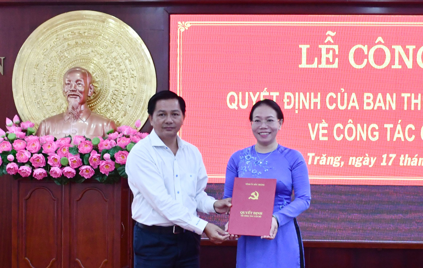 Ông Trần Văn Lâu - Chủ tịch UBND tỉnh Sóc Trăng trao quyết định cho bà Huỳnh Thị Diễm Ngọc.