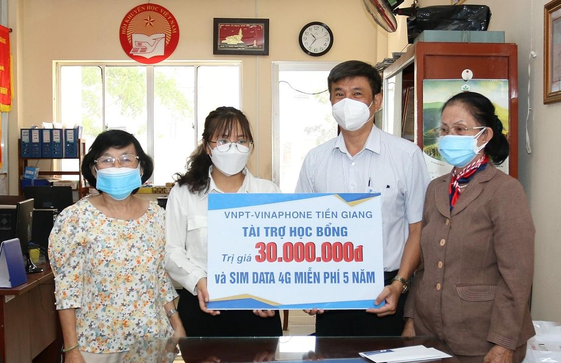 My nhận học bổng 30 triệu đồng của VNPT Tiền Giang trao tặng.