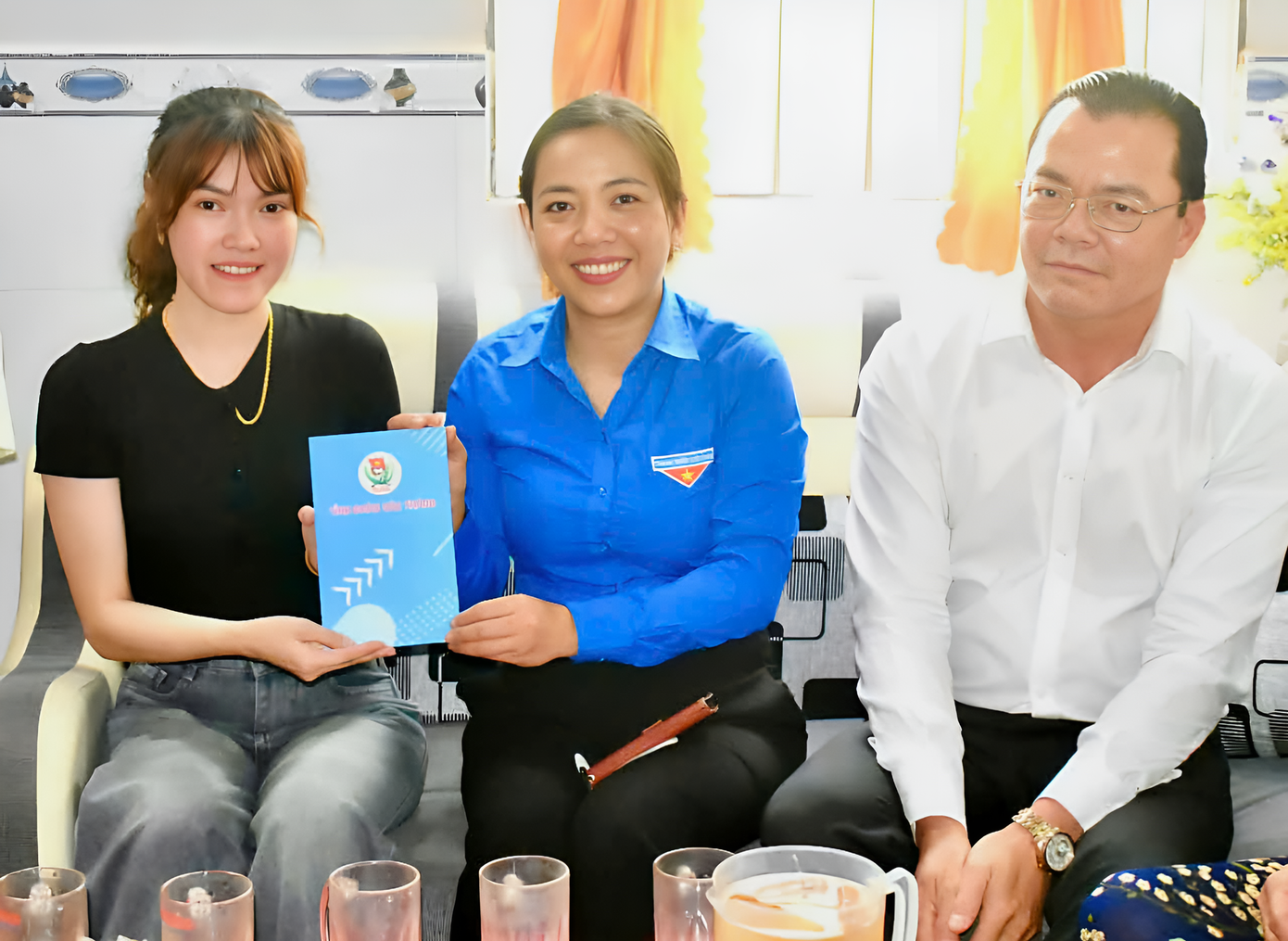 Chị Triệu Thị Ngọc Diễm - Bí thư Tỉnh Đoàn Sóc Trăng thăm, tặng quà Yến Ly.