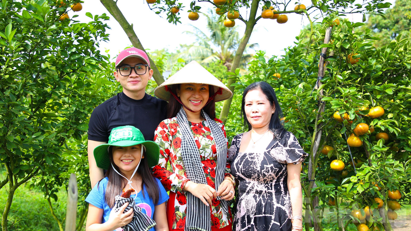 Cùng gia đình tham quan, chụp ảnh tại vườn quýt hồng, chị Lê Thị Ngọc Trinh – ngụ TP. Hồ Chí Minh chia sẻ: "Những dịp Tết trước, để có những bức ảnh đẹp bên vườn quýt, gia đình em phải đến đến huyện Lai Vung (tỉnh Đồng Tháp). Năm nay, biết được gần trung tâm TP. Cần Thơ có vườn quýt đẹp nên gia đình đến tham quan. Em thật thật sự rất bất ngờ trước vẻ đẹp của vườn quýt trĩu quả, sum suê và bắt mắt đến như vậy".