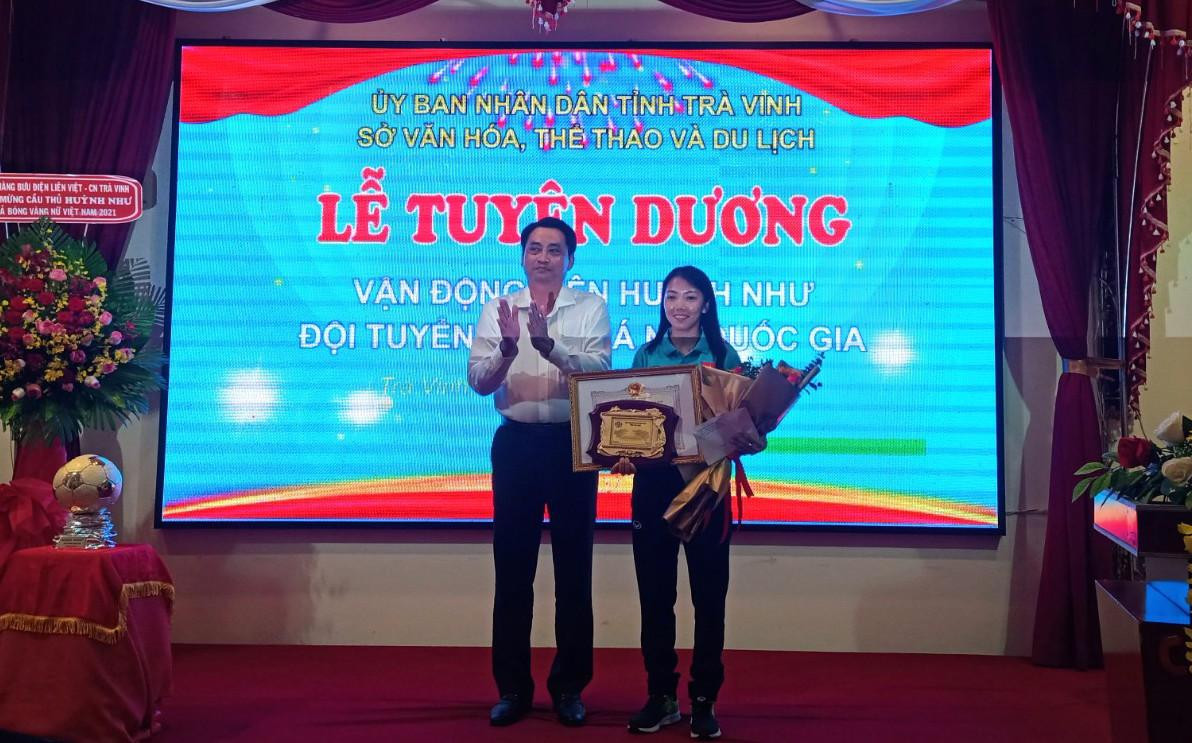 Ông Nguyễn Quỳnh Thiện, Phó Chủ tịch UBND tỉnh Trà Vinh tặng hoa chúc mừng nữ tuyển thủ Huỳnh Như.