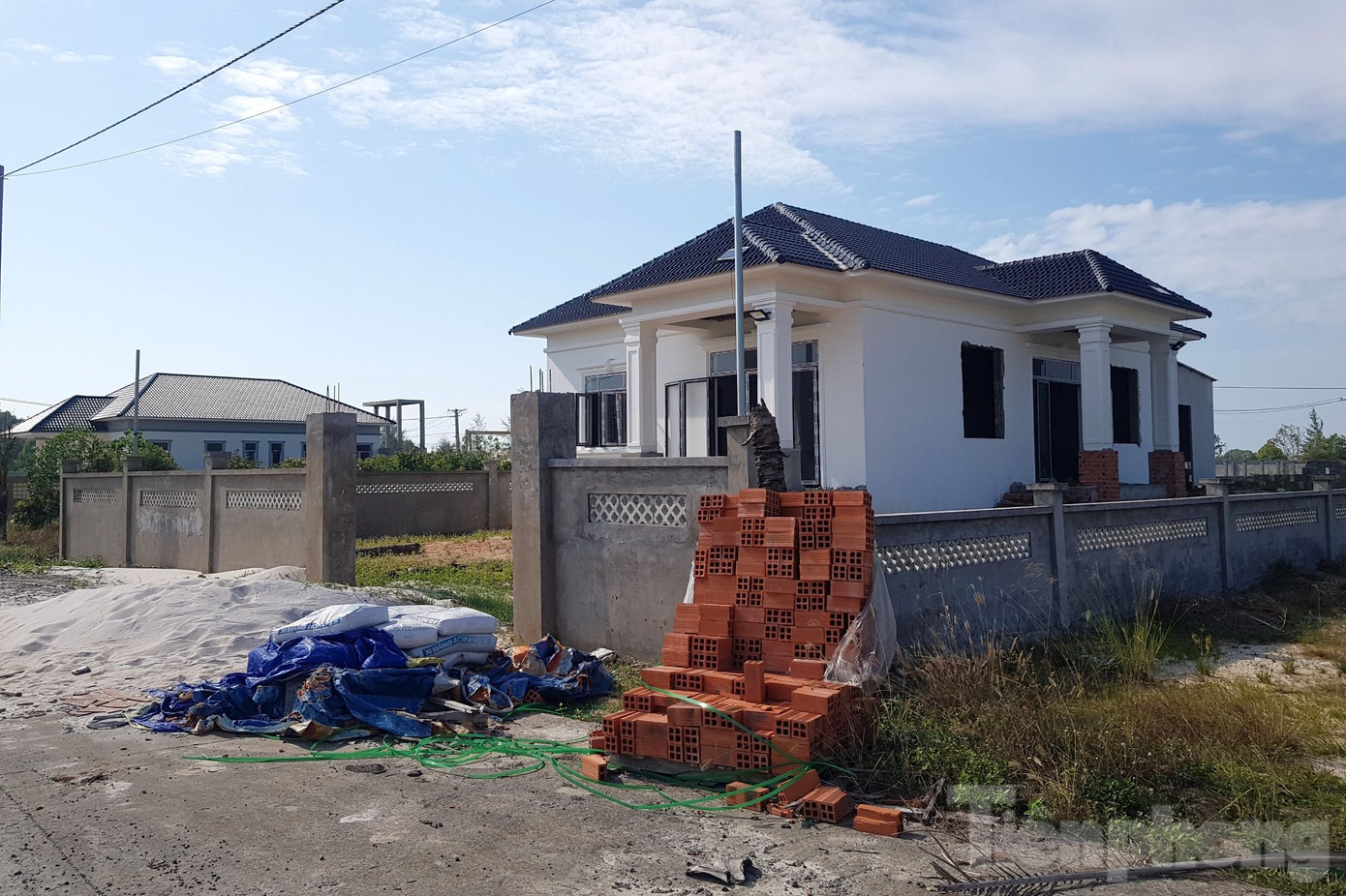 ... một vài căn đang xây dựng dở dang. ... một vài căn đang xây dựng dở dang.