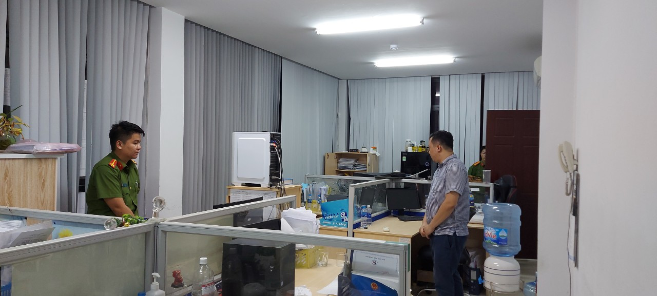 Công an thành phố Cần Thơ phối hợp VKSND tiến hành khám xét Chi Cục đăng kiểm số 8 (ngày 10/4). Ảnh: PV. Công an thành phố Cần Thơ phối hợp VKSND tiến hành khám xét Chi Cục đăng kiểm số 8 (ngày 10/4). Ảnh: PV.