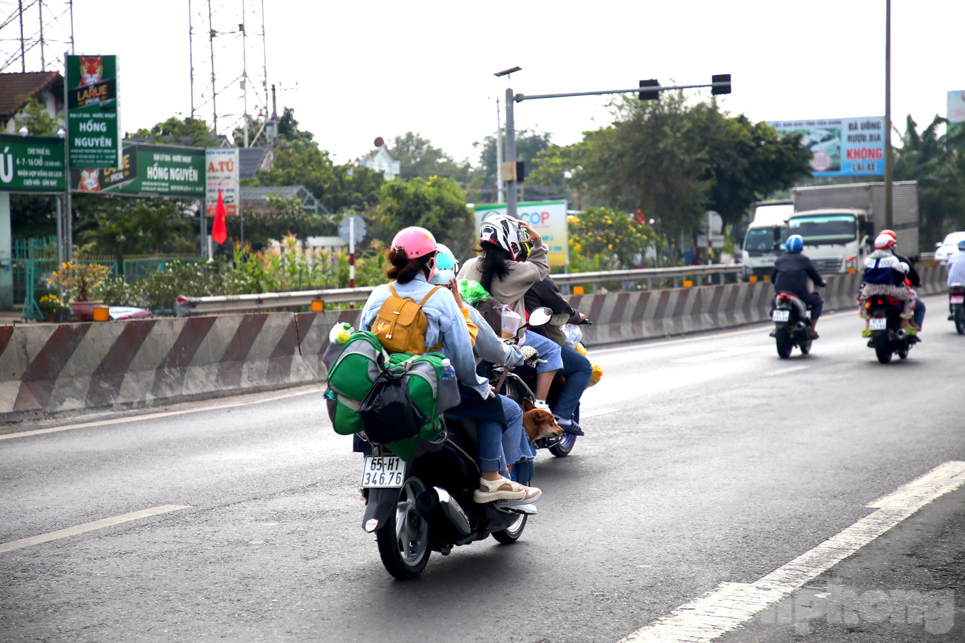 Chị Nguyễn Cẩm Thu - (quê Cà Mau), làm công nhân tại Bình Dương cho biết, khoảng 4 giờ sáng, gia đình chị gồm 3 người đã dậy để chuẩn bị lên đường về quê ăn Tết. Năm nay do kinh tế khó khăn nên chị chọn đi xe máy về quê để giảm bớt chi phí, tiền tiết kiệm mua sắm cho con và mua ít quà về cho gia đình. “Tại một số điểm trên tuyến quốc lộ 1, qua địa bàn tỉnh Tiền Giang đôi lúc giao thông có ùn ứ nhưng không đáng kể so với mọi năm”, chị Thu nói.