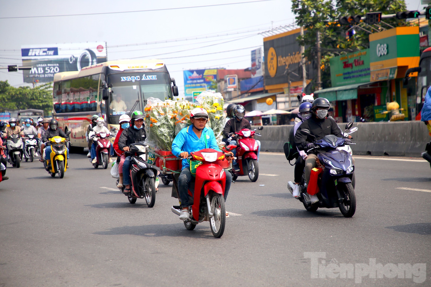 Trên tuyến quốc lộ 1, đoạn qua địa bàn huyện Cái Bè (tỉnh Tiền Giang), người và phương tiện mỗi lúc một đông nhưng không xảy ra tình trạng ùn tắc.