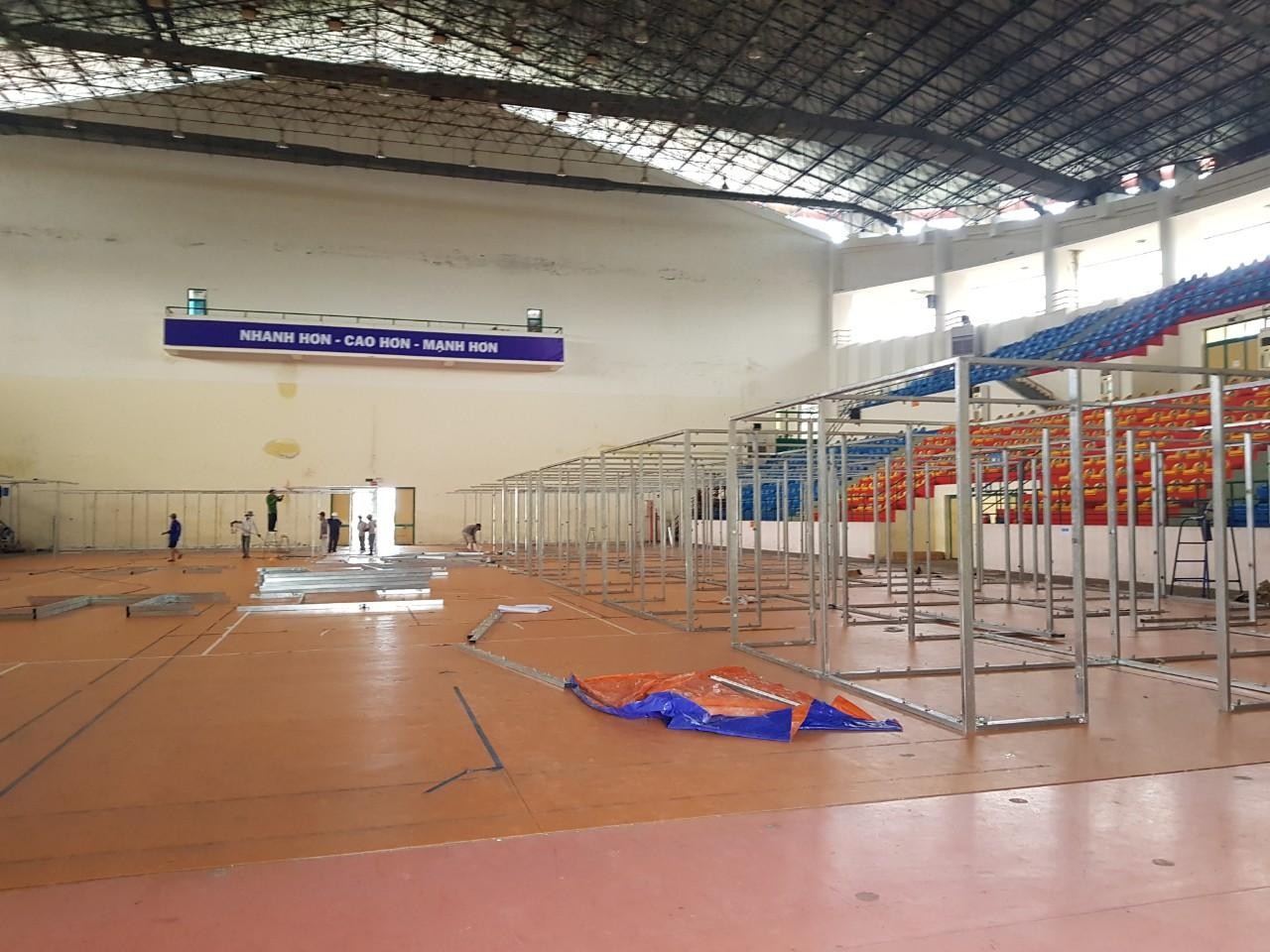 Công nhân đang triển khai xây dựng bệnh viện dã chiến.