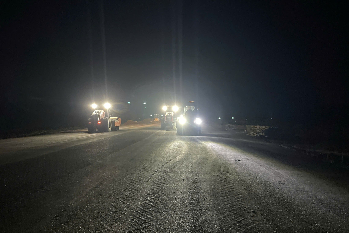 Công trường cao tốc Cần Thơ - Cà Mau hoạt động thi công liên tục suốt ngày đêm, với 234 mũi thi công, gần 2.900 nhân sự và gần 1.000 máy móc.