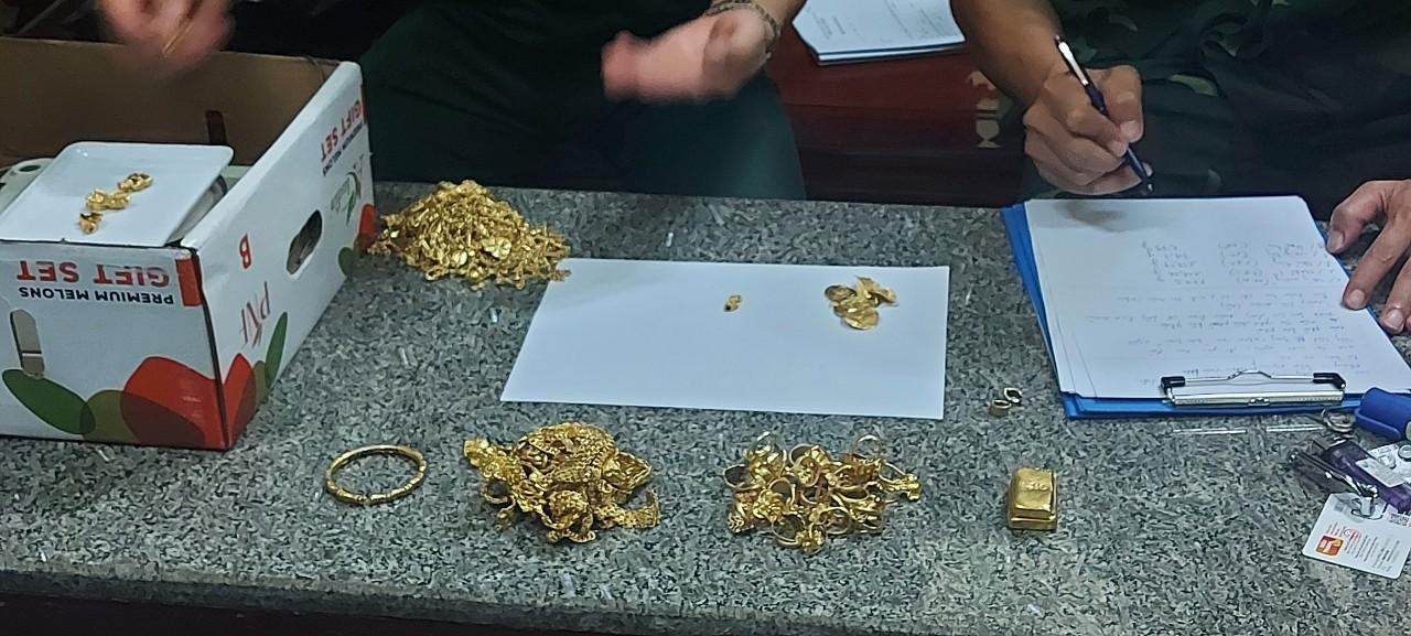 Tang vật nghi là vàng được lực lượng chức năng thu giữ. Tang vật nghi là vàng được lực lượng chức năng thu giữ.