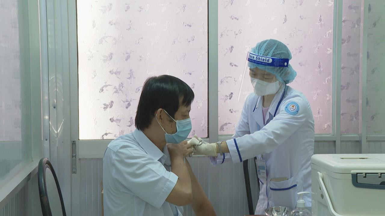 Tiêm vắc xin phòng dịch COVID-19 tại Trà Vinh.