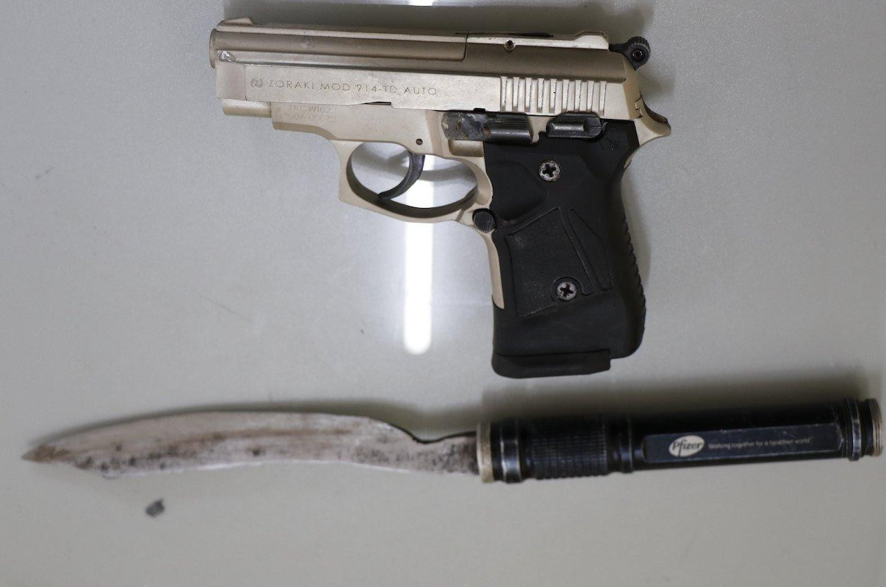 Khẩu súng và con dao được công an thu giữ.