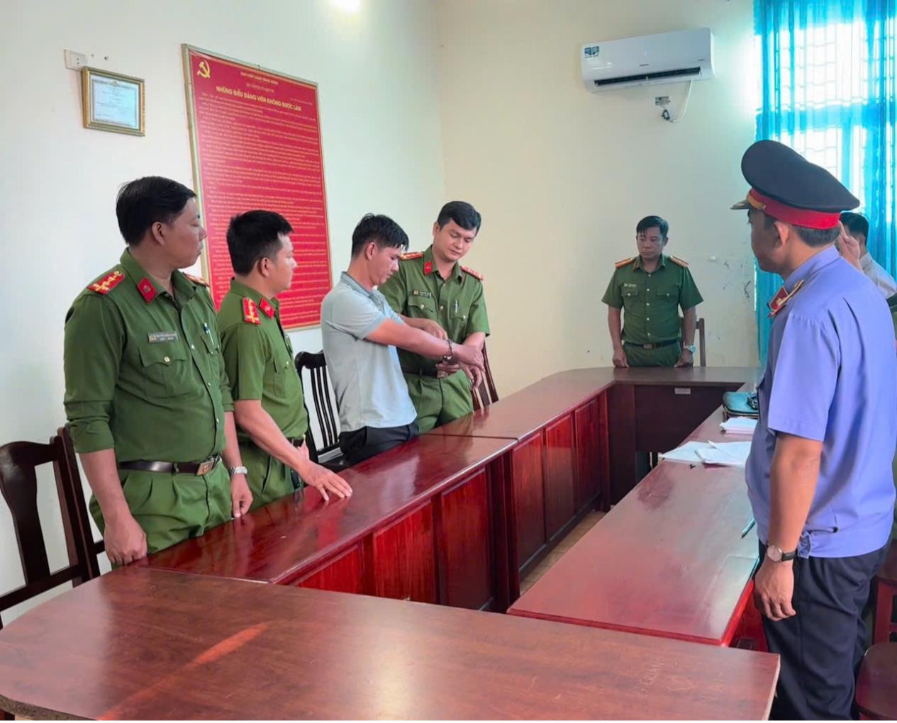 Cơ quan Công an thực hiện lệnh bắt khẩn cấp đối với Lê Văn Đức. Cơ quan Công an thực hiện lệnh bắt khẩn cấp đối với Lê Văn Đức.