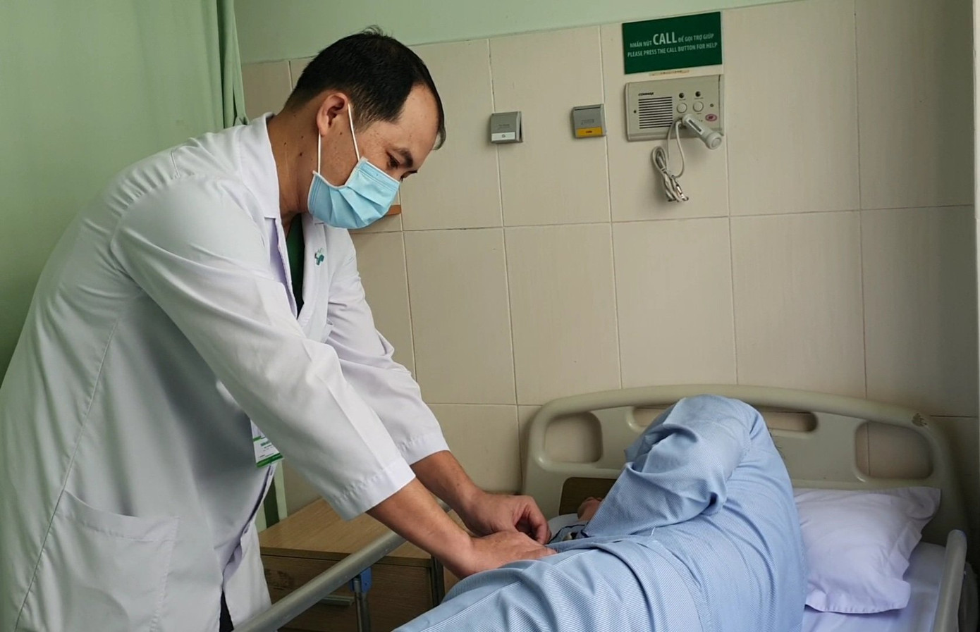 Nam thanh niên nhập viện trong tình trạng dương vật sưng to, bầm tím. Nam thanh niên nhập viện trong tình trạng dương vật sưng to, bầm tím.