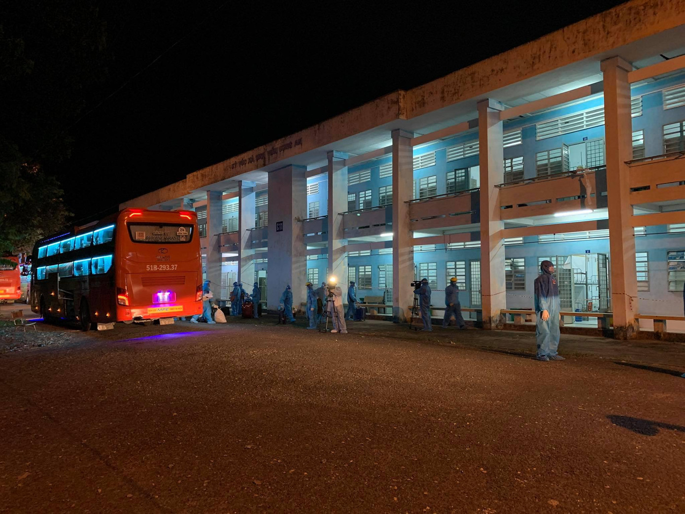 Gần 19 giờ 22/8, đoàn xe đón công dân từ TP.HCM về Cần Thơ, do ông Tiêu Minh Dưỡng, Phó giám đốc Sở LĐTB&XH Cần Thơ làm trưởng đoàn đã hoàn thành tốt đẹp việc đón hơn 309 công dân về quê. Gần 19 giờ 22/8, đoàn xe đón công dân từ TP.HCM về Cần Thơ, do ông Tiêu Minh Dưỡng, Phó giám đốc Sở LĐTB&XH Cần Thơ làm trưởng đoàn đã hoàn thành tốt đẹp việc đón hơn 309 công dân về quê.