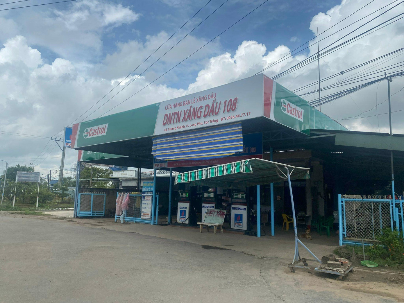 Theo Cục Quản lý thị trường Sóc Trăng, qua thống kê trên địa bàn có 20 cửa hàng xăng dầu tạm dừng hoạt động do hết hàng (chủ yếu là dầu DO). Trước tình hình trên, chiều nay, Sở Công Thương Sóc Trăng đã có buổi họp với các đơn kinh doanh trên địa bàn, yêu cầu đầu mối và thương nhân phân phối chủ động nguồn hàng để đảm bảo cung cấp đầy đủ xăng dầu cho thị trường. Không để gián đoạn nguồn cung xăng dầu trong hệ thống kinh doanh, duy trì hoạt động bán hàng tại các cửa hàng bán lẻ xăng dầu của doanh nghiệp và cung cấp đủ hàng cho các cửa hàng bán lẻ thuộc hệ thống.