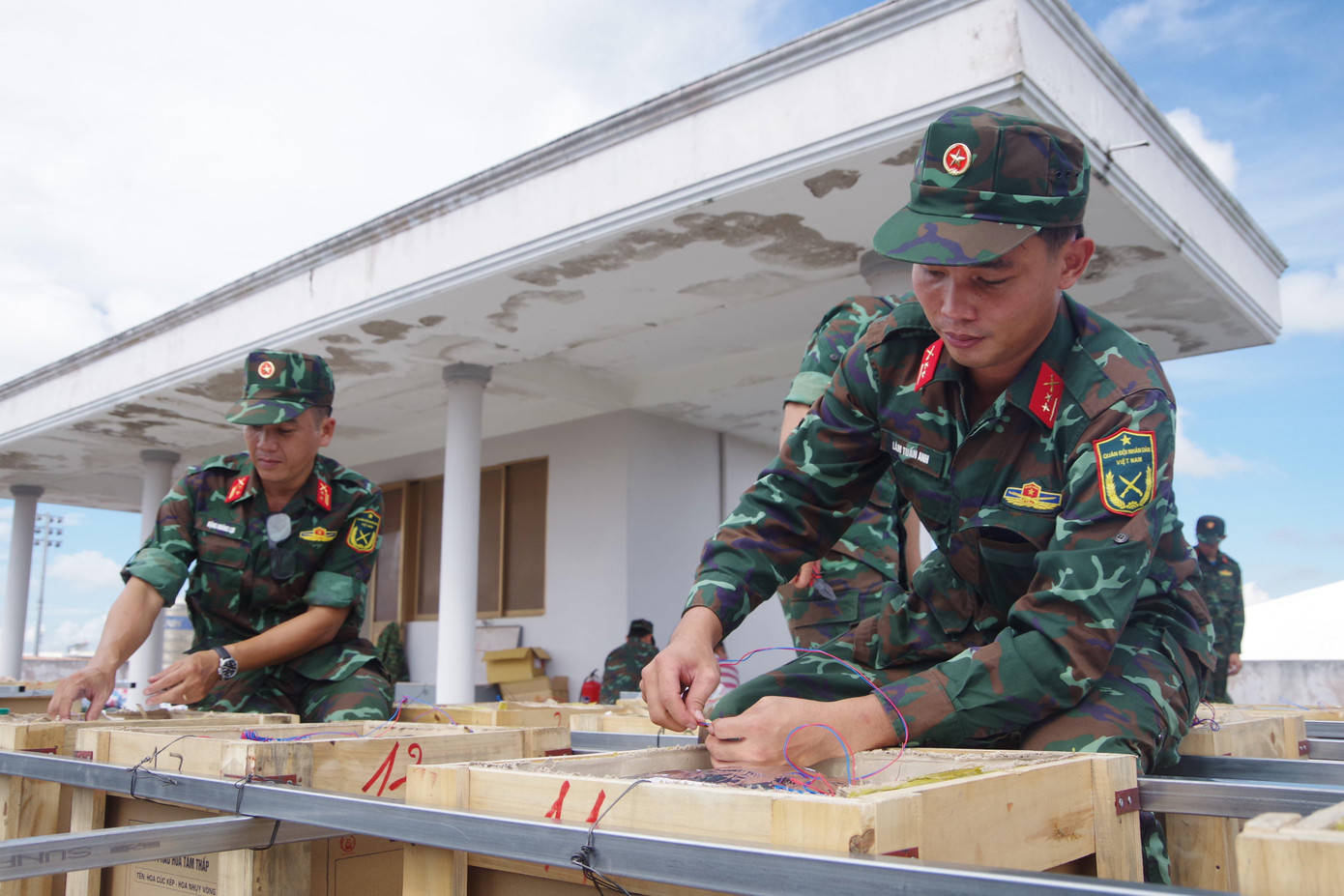 Trận địa pháo hoa được nhân viên kỹ thuật thuộc Bộ Chỉ huy Quân sự tỉnh Bạc Liêu đảm nhận thực hiện. Trận địa pháo hoa được nhân viên kỹ thuật thuộc Bộ Chỉ huy Quân sự tỉnh Bạc Liêu đảm nhận thực hiện.