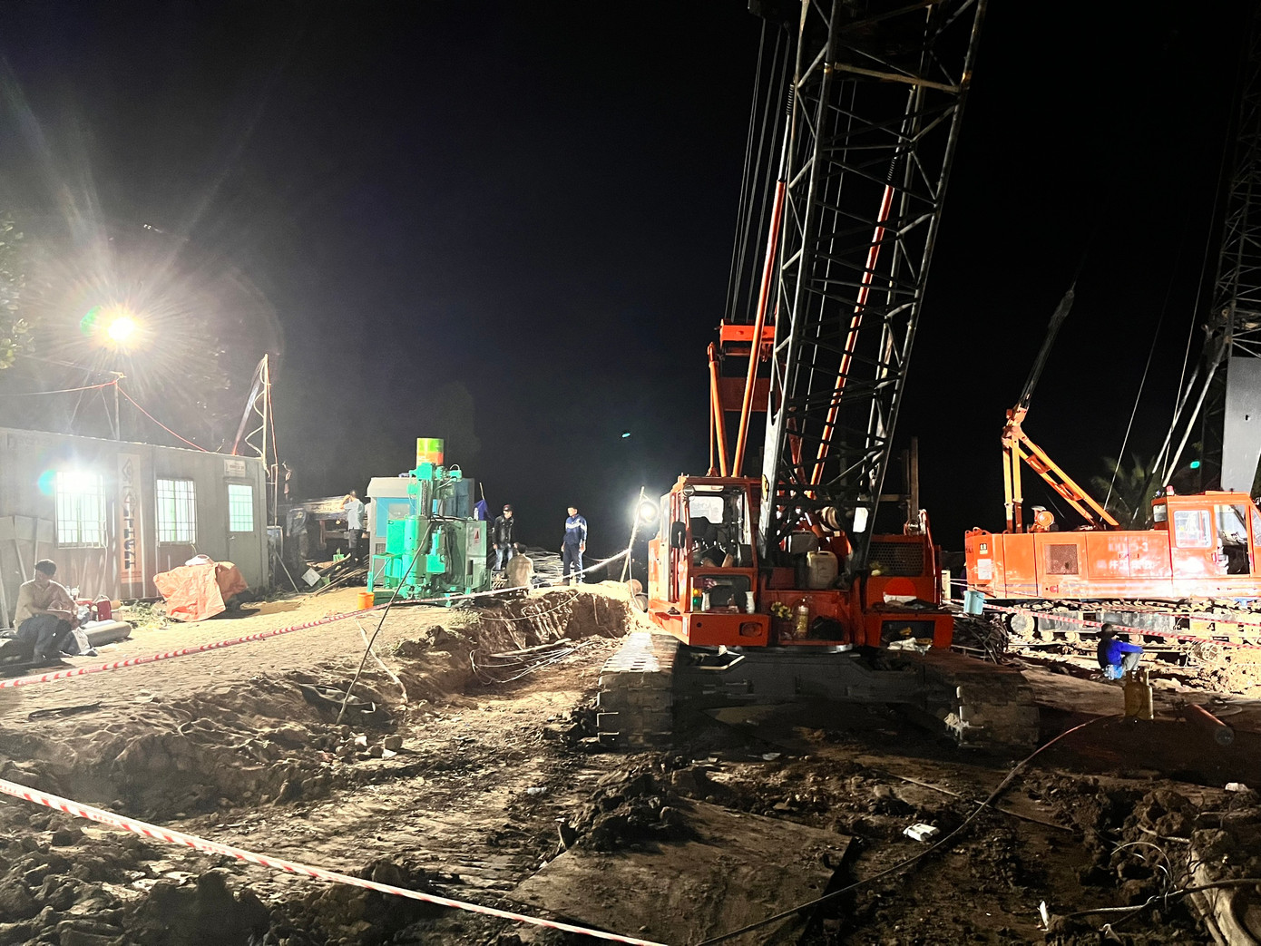 Để đạt kết quả đó, các tổ tham gia cứu hộ được chia ca luân phiên làm việc xuyên đêm, không ngơi nghỉ, để sáng mai (4/1), có thể kéo trụ bê tông lên mặt đất.