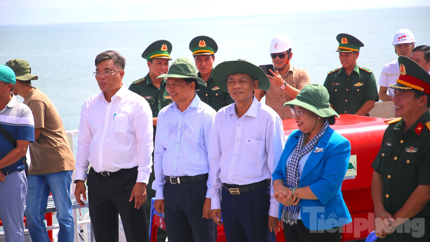 Lãnh đạo Tỉnh uỷ, UBND tỉnh Sóc Trăng tại lễ khởi công khai thác mỏ cát biển. Ảnh: Nhật Huy. Lãnh đạo Tỉnh uỷ, UBND tỉnh Sóc Trăng tại lễ khởi công khai thác mỏ cát biển. Ảnh: Nhật Huy.