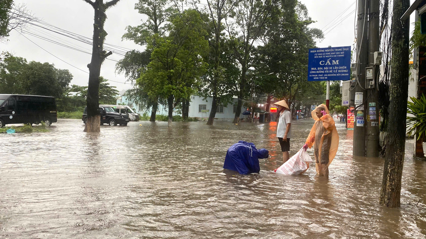 Theo ghi nhận trên tuyến đường Nguyễn Trung Trực, phường Dương Đông (đoạn gần ngã ba sân bay cũ), mưa lớn làm ngập một đoạn đường dài chừng 200m.