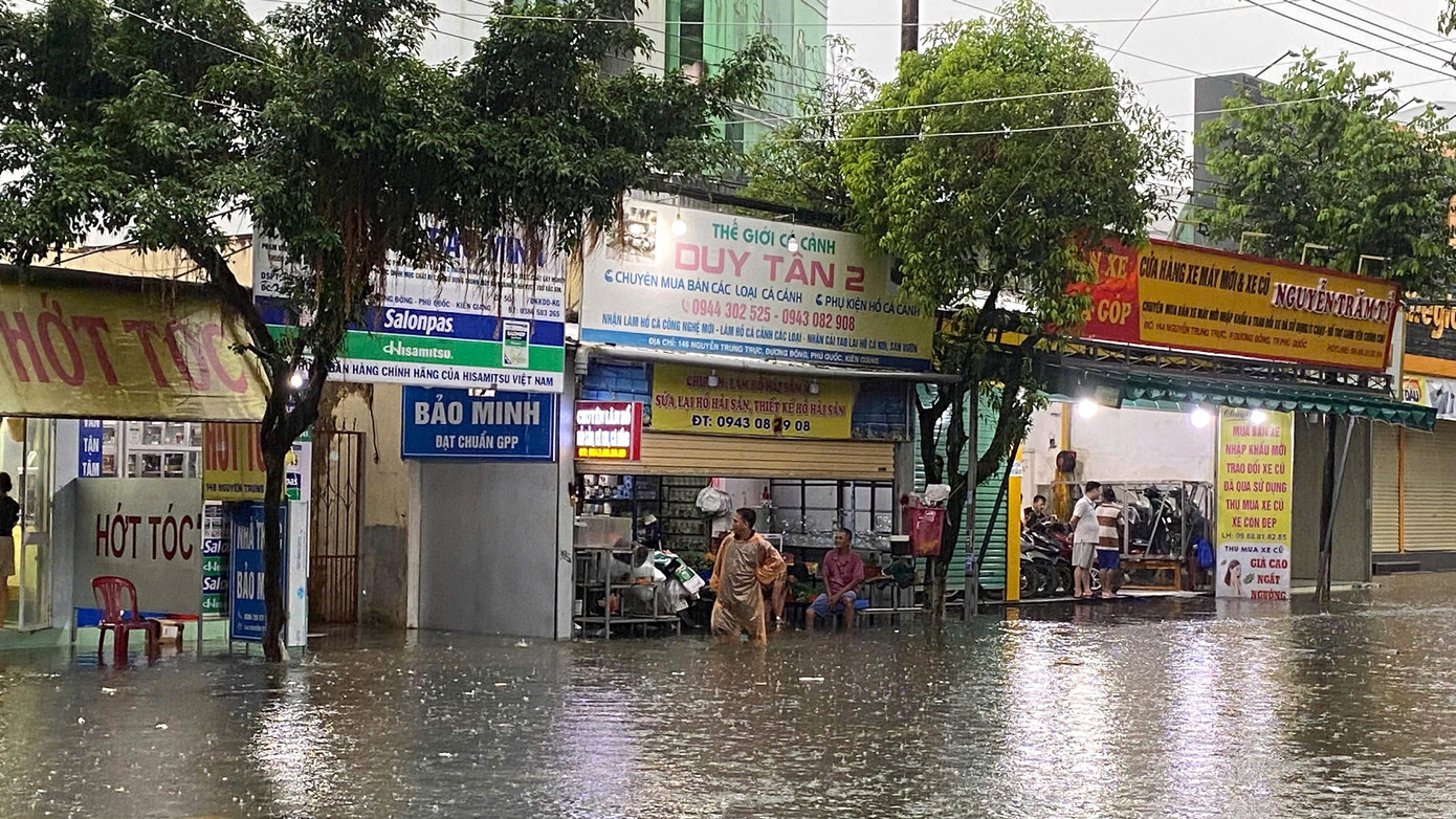 Một chủ cửa hàng kinh doanh trên đường Nguyễn Trung Trực cho biết, đoạn đường trước nhà có nơi bị ngập gần mét. Mưa lớn kéo dài nhiều giờ đồng hồ khiến các cống không thoát nước kịp, nước tràn vào nhà dân. Nhiều người phải thức trắng đêm để kê đồ đạc lên cao.