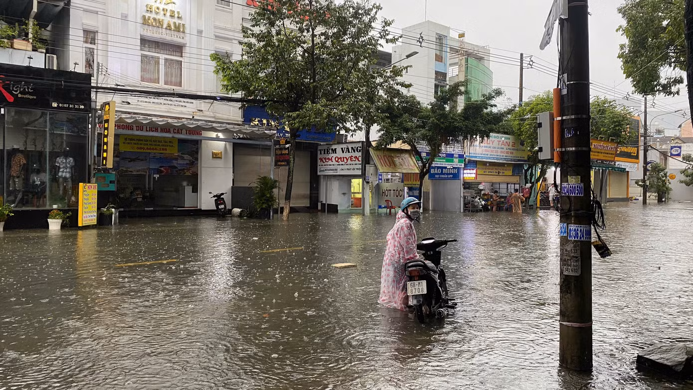 Nhiều phương tiện đi qua đoạn đường này bị nước tràn vào ống xả gây chết máy. Ngoài đoạn đường nói trên, các tuyến đường Lý Thường Kiệt, Cách mạng tháng 8 cũng có một số đoạn ngập cục bộ.