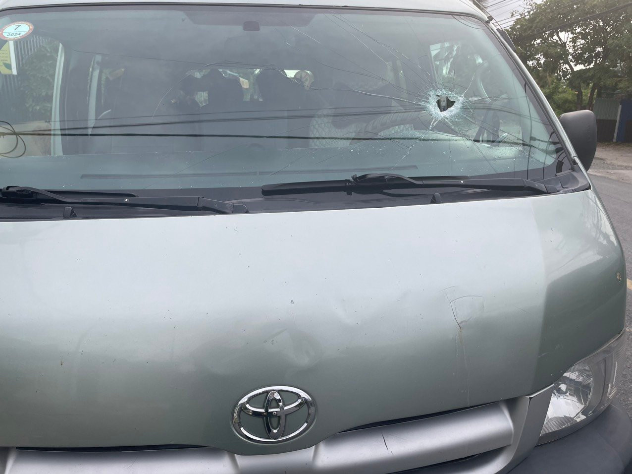 Xe quân sự bị ném đá vỡ kính lái. Ảnh: Phương Vũ. Xe quân sự bị ném đá vỡ kính lái. Ảnh: Phương Vũ.