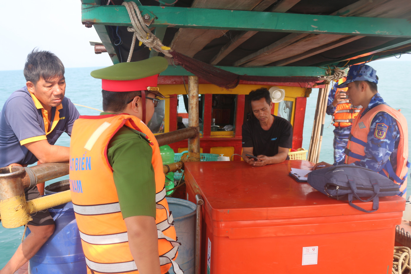 Lực lượng chức năng kiểm tra hoạt động của tàu cá. Lực lượng chức năng kiểm tra hoạt động của tàu cá.