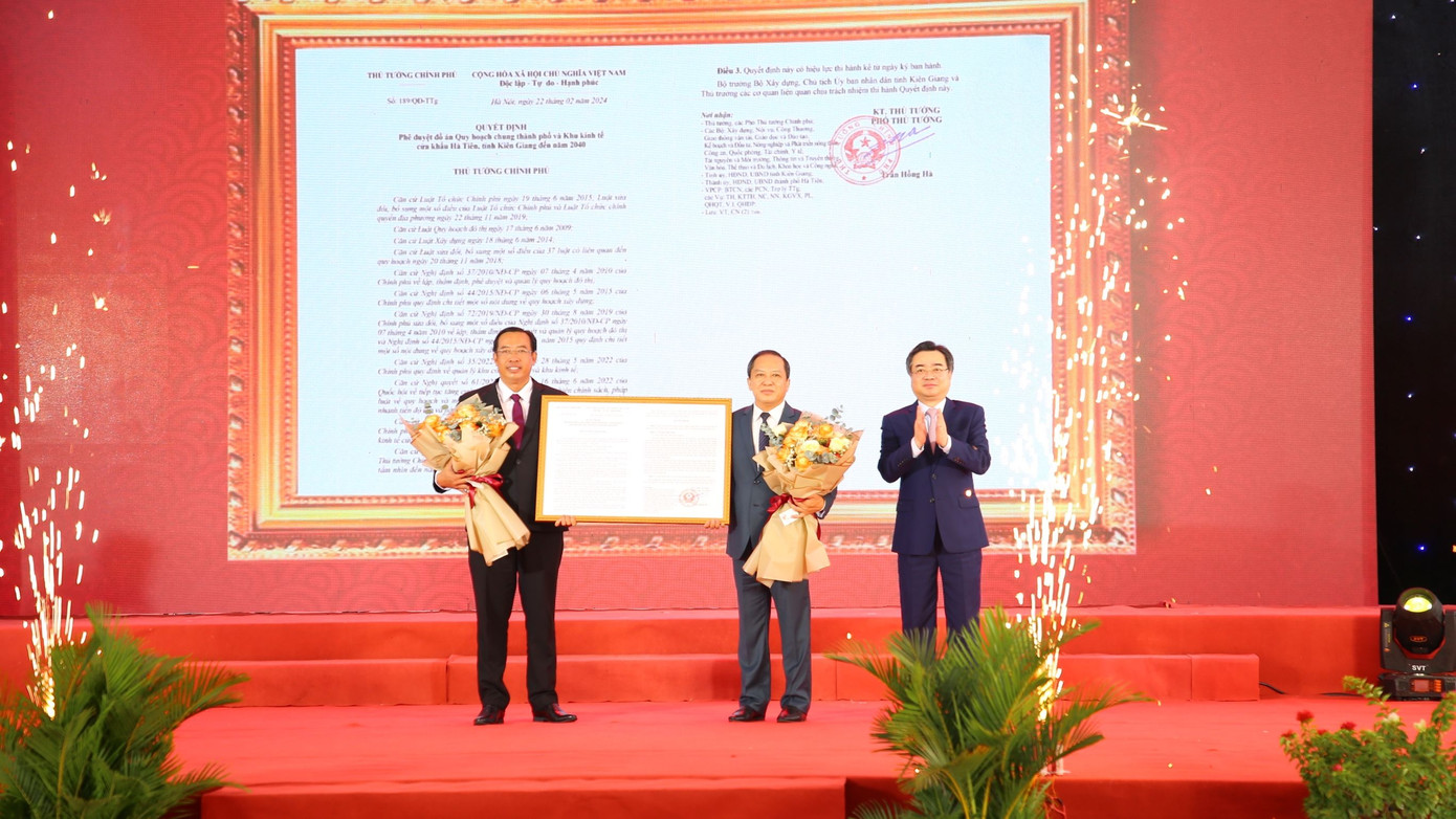 Ông Nguyễn Thanh Nghị - Bộ trưởng Xây dựng trao quyết định của Thủ tướng phê duyệt Quy hoạch TP. Hà Tiên đến năm 2040 cho lãnh đạo địa phương. Ảnh: Nhật Huy. Ông Nguyễn Thanh Nghị - Bộ trưởng Xây dựng trao quyết định của Thủ tướng phê duyệt Quy hoạch TP. Hà Tiên đến năm 2040 cho lãnh đạo địa phương. Ảnh: Nhật Huy.